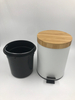 Neues Design kleiner gebürsteter weißer runder Stahl -Badezimmer -Mülleimer mit Pedal Bambusdeckel Weiche Close Recycling entfernbarer Innenbehälter
