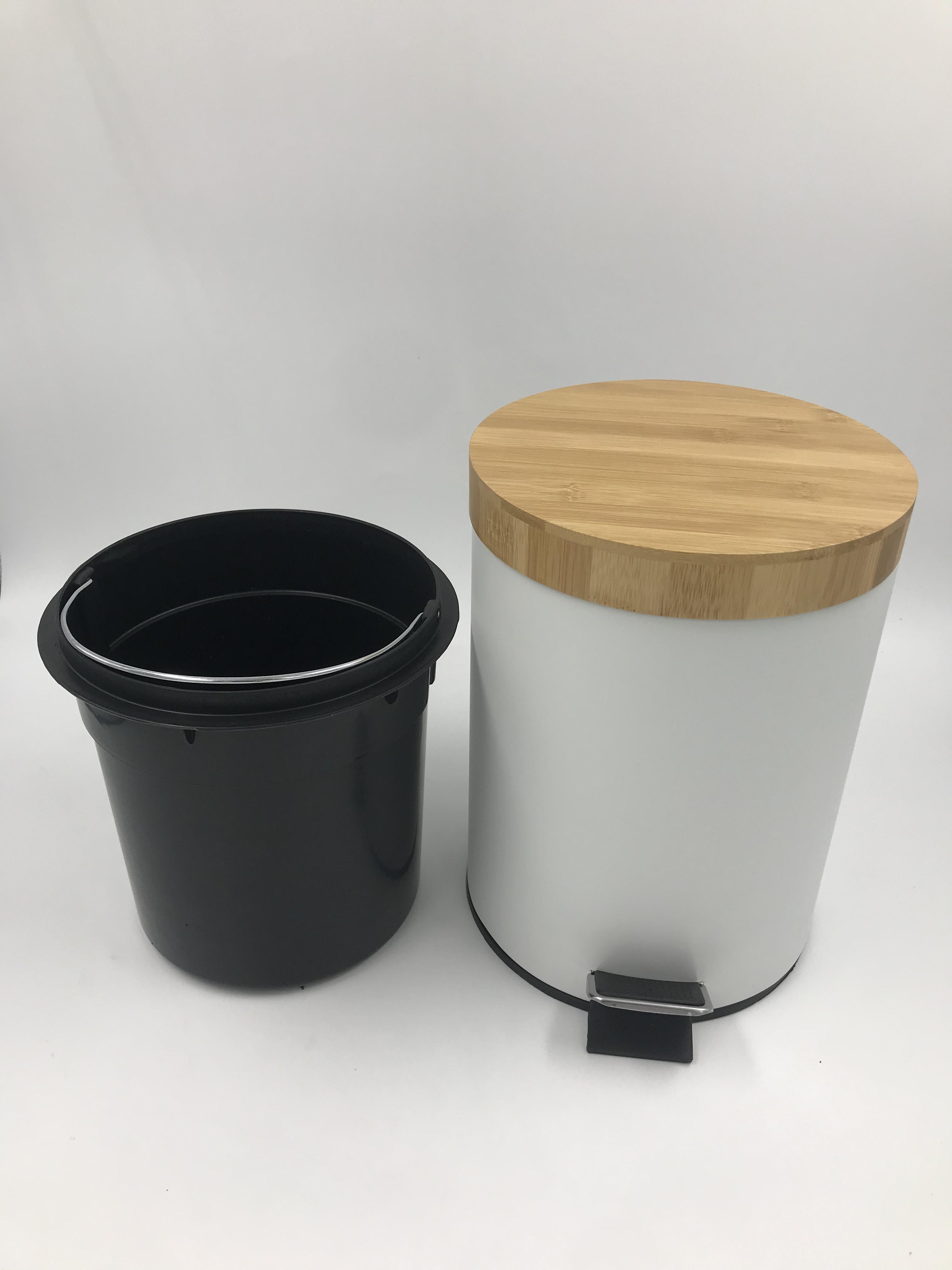 Neues Design kleiner gebürsteter weißer runder Stahl -Badezimmer -Mülleimer mit Pedal Bambusdeckel Weiche Close Recycling entfernbarer Innenbehälter