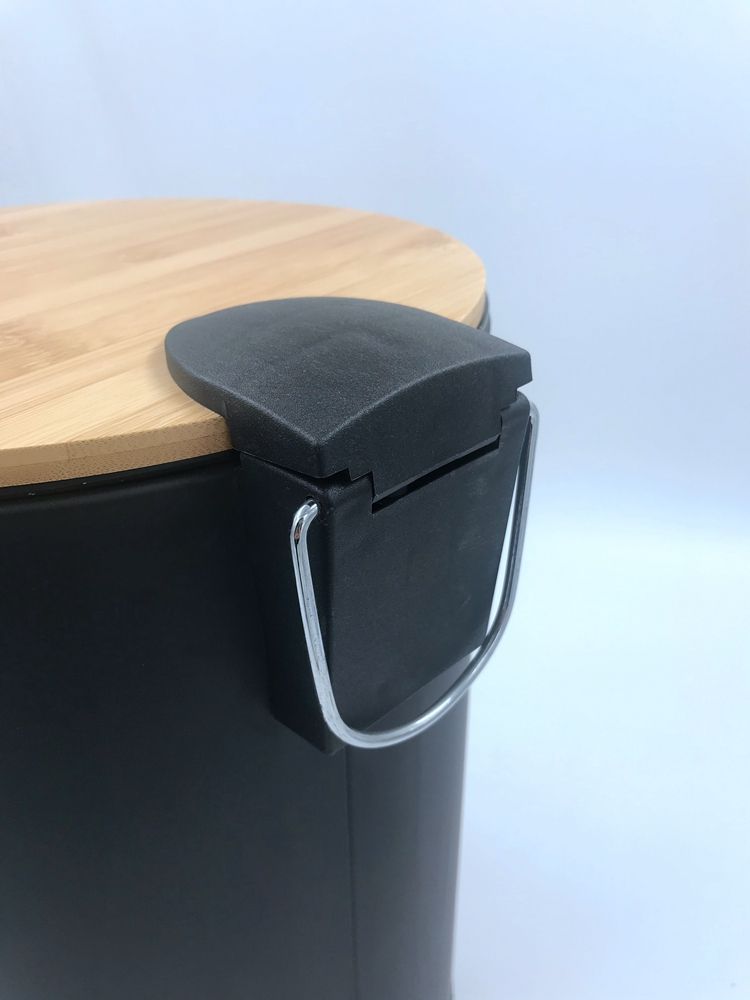 2024 Populäres Modell Bambus Deckel 5 -Liter Black Round Metal Foot Pedal Mülleimer mit abnehmbarem innerem Wastkorb für Küche