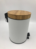 Neues Design kleiner gebürsteter weißer runder Stahl -Badezimmer -Mülleimer mit Pedal Bambusdeckel Weiche Close Recycling entfernbarer Innenbehälter