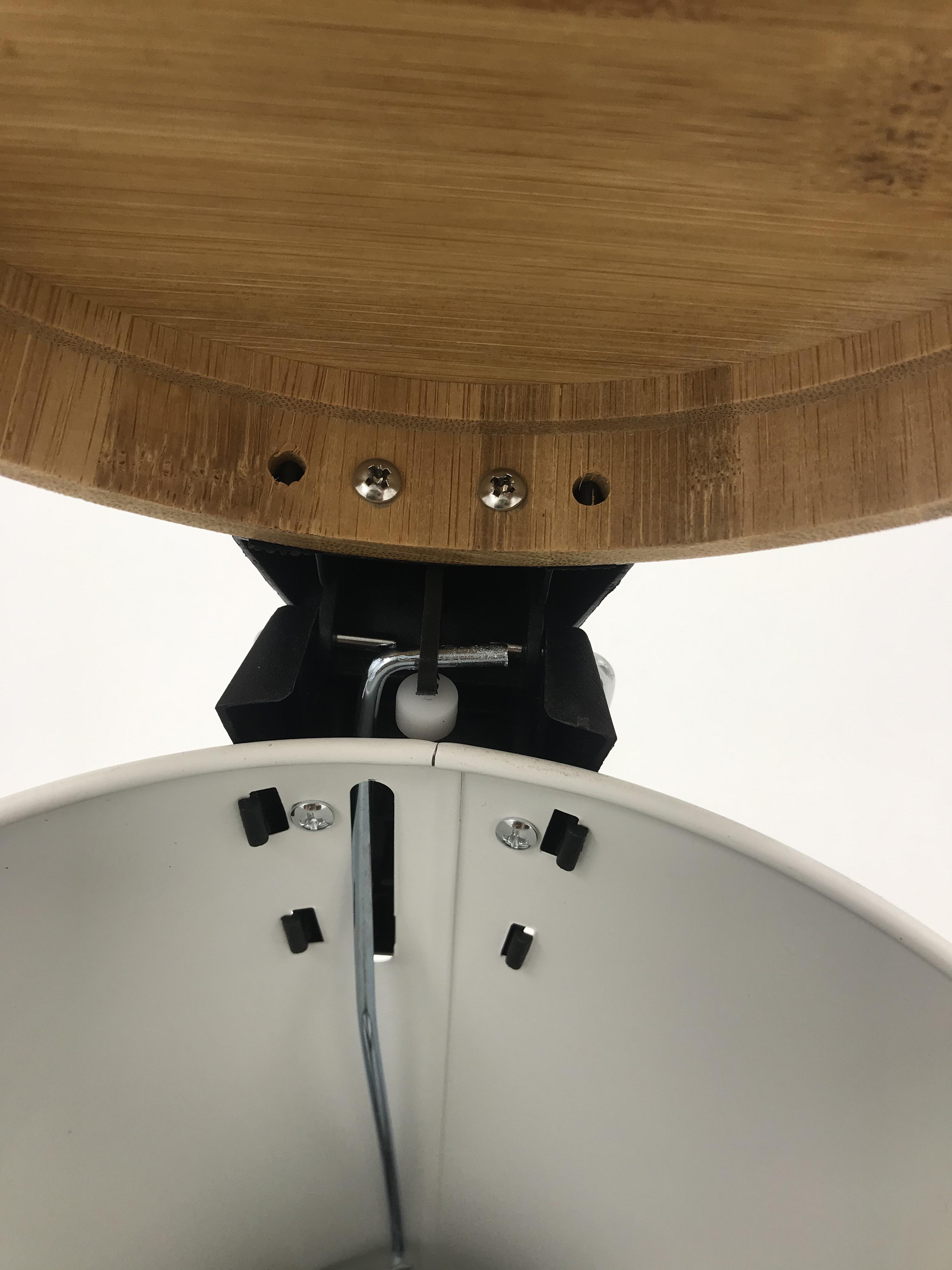 Neues Design kleiner gebürsteter weißer runder Stahl -Badezimmer -Mülleimer mit Pedal Bambusdeckel Weiche Close Recycling entfernbarer Innenbehälter