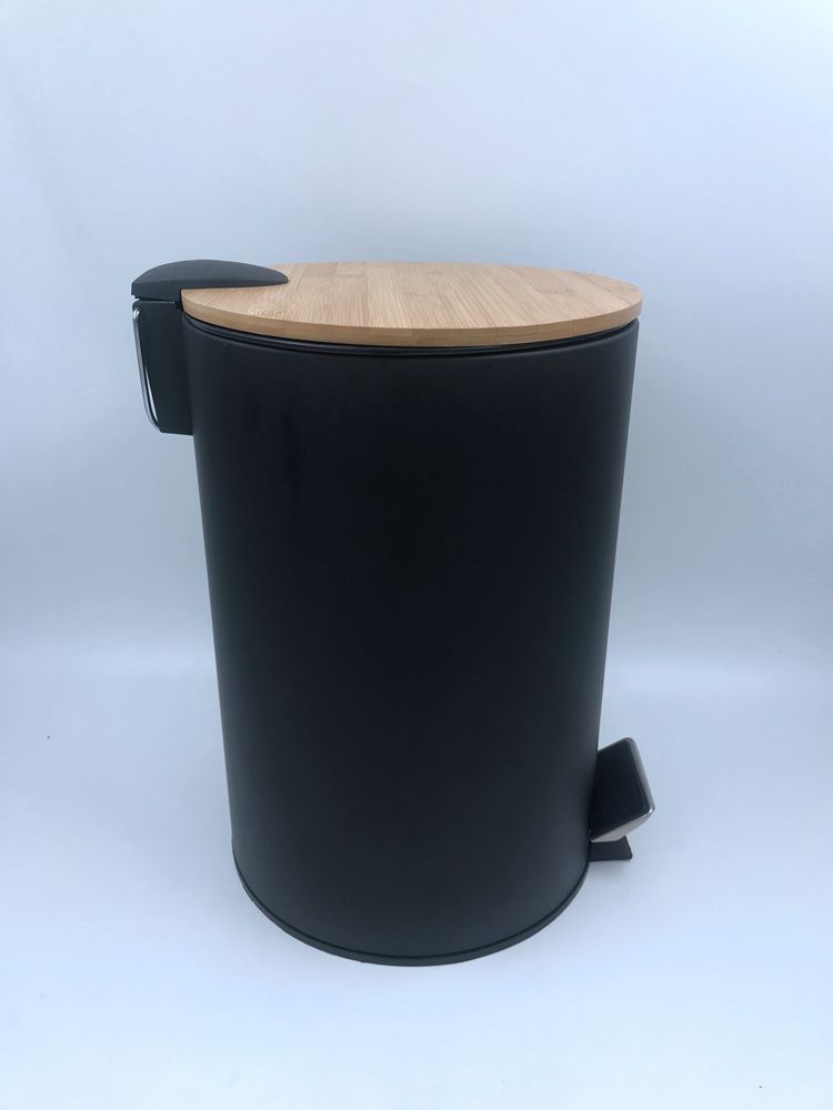 2024 Populäres Modell Bambus Deckel 5 -Liter Black Round Metal Foot Pedal Mülleimer mit abnehmbarem innerem Wastkorb für Küche