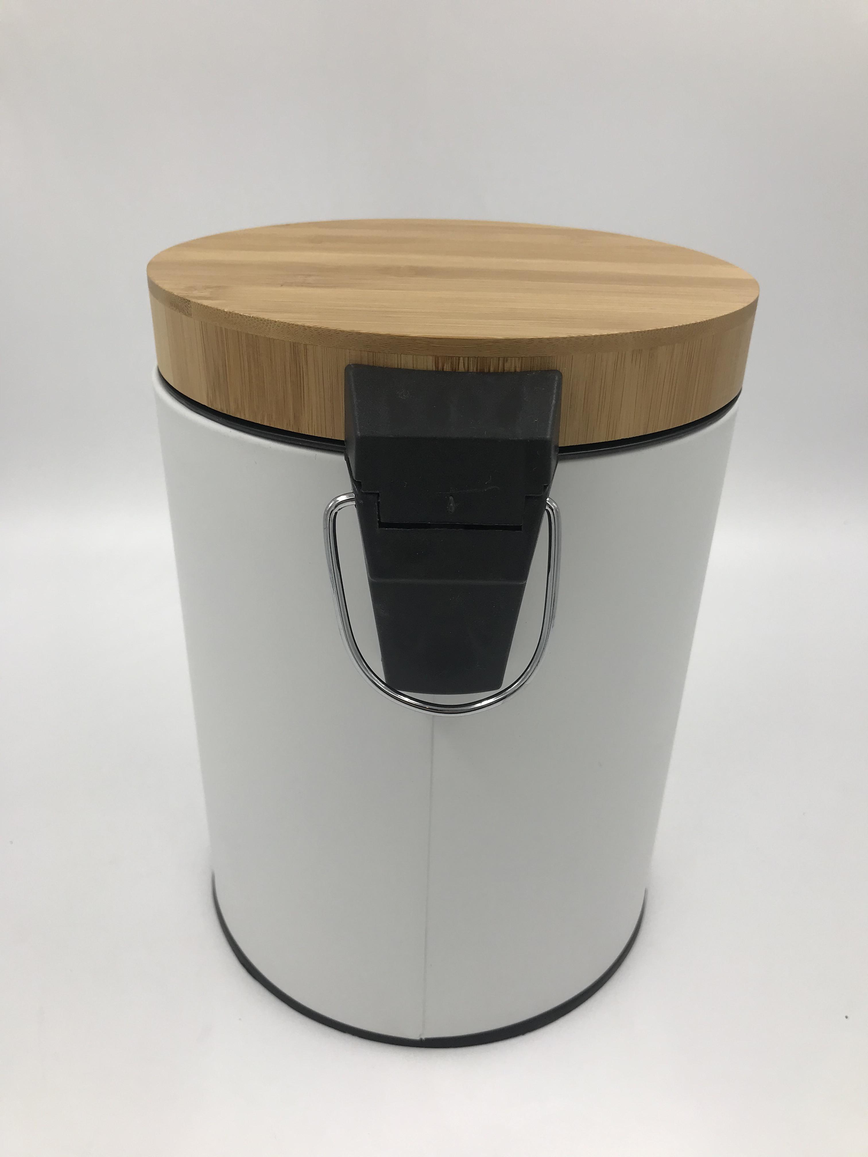 Neues Design kleiner gebürsteter weißer runder Stahl -Badezimmer -Mülleimer mit Pedal Bambusdeckel Weiche Close Recycling entfernbarer Innenbehälter