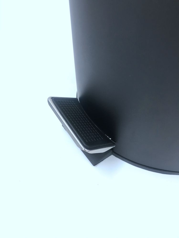 2024 Populäres Modell Bambus Deckel 5 -Liter Black Round Metal Foot Pedal Mülleimer mit abnehmbarem innerem Wastkorb für Küche